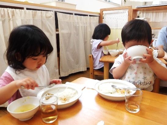食事をする子どもたち